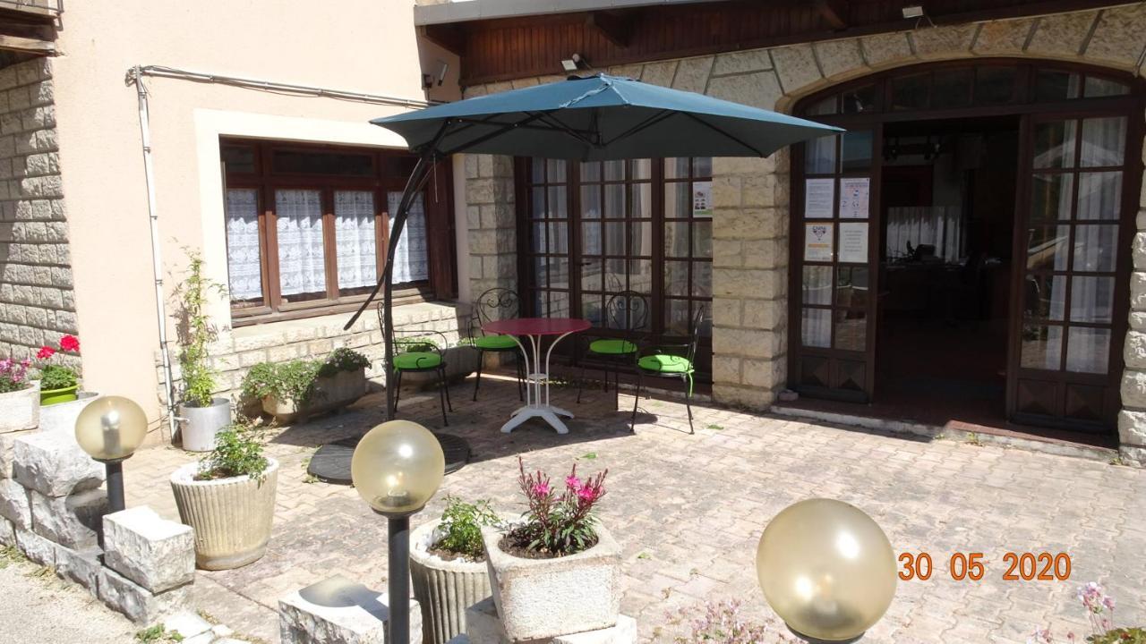 Au Pont De La Gineze Bed and Breakfast Barjac  Εξωτερικό φωτογραφία